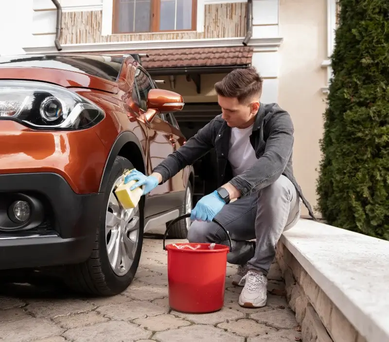Lavage auto à domicile Corps-Nuds : professionnel intervenant sur un véhicule